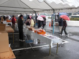 生憎の雨(物産展会場)。 生憎の雨(物産展会場)。