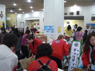 ゴッタ返すロビー(フリーマーケット)。 ゴッタ返すロビー(フリーマーケット)。
