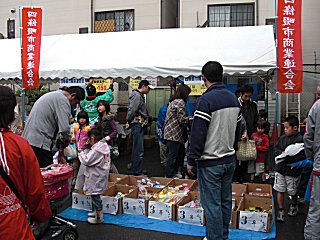 盛況な物産展会場。 盛況な物産展会場。